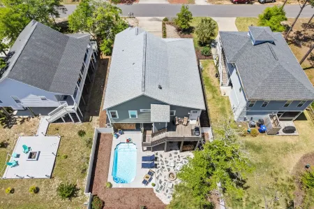 Swimming Pool, Elevator, Fire Pit, EV Charger, Pickleball, Walk to Beach!