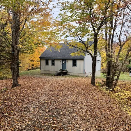 Hideaway in the Great North Woods - direct access to snowmobile trails Отели в г. Эррол