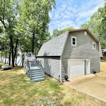 Honey Creek Getaway Waterfront Cottage - Close to town & Boat Ramp! Sleeps 10+