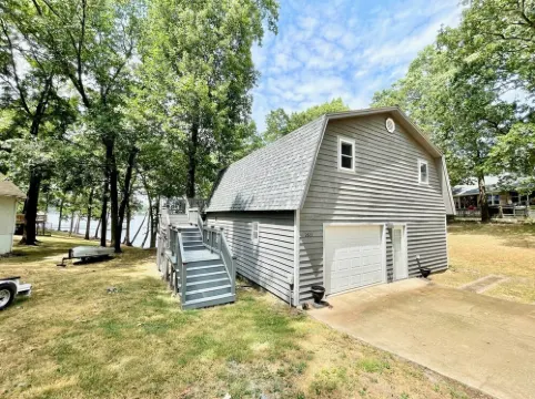 Honey Creek Getaway Waterfront Cottage - Close to town & Boat Ramp! Sleeps 10+