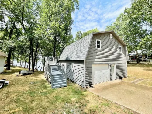 Honey Creek Getaway Waterfront Cottage - Close to town & Boat Ramp! Sleeps 10+