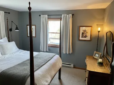 The Gray Chalet - private lot close to Lake Wallenpaupack & downtown Hawley Big Bear Camp附近的飯店