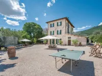Farmhouse holidays in Umbria, the green heart of Italy, amongst art and nature. Hotels in Spello