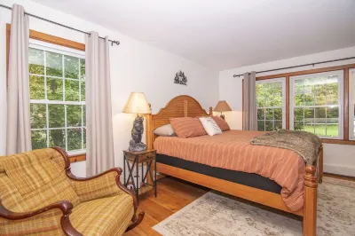 Adirondack 4bed 2bath Cottage close to the village with Hot Tub Hotels near Lake George