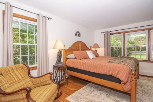 Adirondack 4bed 2bath Cottage close to the village with Hot Tub Hotels in Lake George