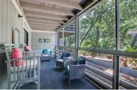 Quick Beach Access- Beautiful Screened in Deck and POOL