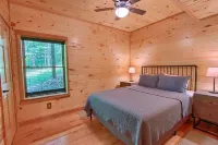 Whispering Trees Lodge , sleeps 10, 4 miles from Old Man's Cave - homestay