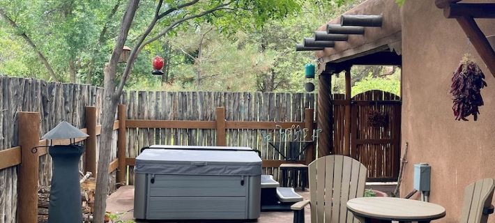 Cozy Casa Carmelita features a Brilliant Kiva Fireplace, Unique Patio & Hot Tub! Hotels in Taos