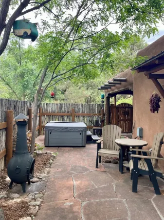 Cozy Casa Carmelita features a Brilliant Kiva Fireplace, Unique Patio & Hot Tub! Отели в г. Таос