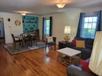 Quirky Midcentury Bungalow close to everything!
