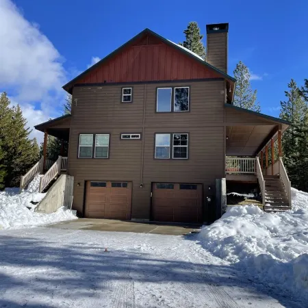 Secluded cabin on 6 acres- wood fireplace- sleeps 11
