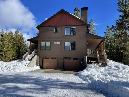 Secluded cabin on 6 acres- wood fireplace- sleeps 11