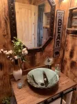 Lazy Bear Cottage with Beautiful view and Fiber Internet!