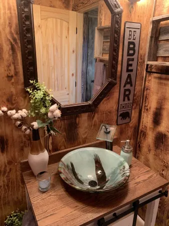 Lazy Bear Cottage with Beautiful view and Fiber Internet! Отели в г. Шерман Тауншип