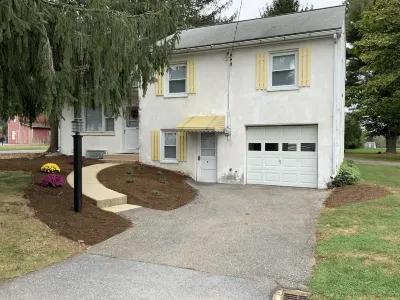 In the heart of Lancaster Co Amish Country, very near Sight & Sound Hotel in zona Calvin Klein