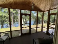 Picturesque Up North Lakeside Family Getaway パインのホテル