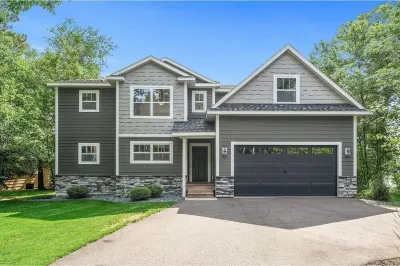 Exceptional property on Pelican Lake! Short walk to Breezy Resort, beaches, park Hôtels à : 