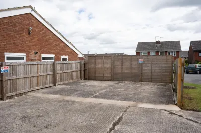 Recently refurbished 2 bed modern bungalow in Keynsham Hotels near Avon Valley Adventure & Wildlife Park