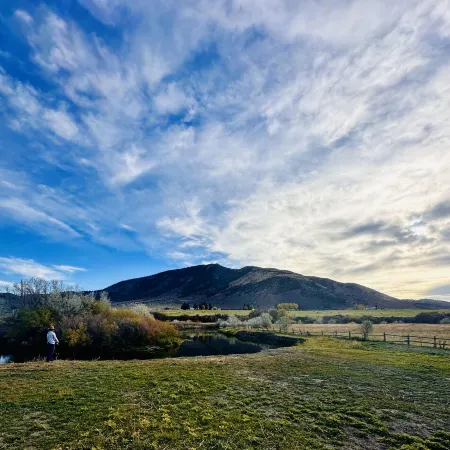 Cozy Cabin on 2 acres with mountain view river access, 5 min to Lava Hot Springs