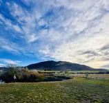 Cozy Cabin on 2 acres with mountain view river access, 5 min to Lava Hot Springs