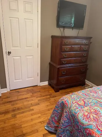 Cozy, Clean, and Convenient Отели в г. Парсонс