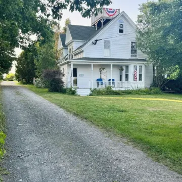 In-town 5 Bedroom Victorian With Heated Pool