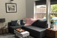 This light, bright cottage is located in St Johns in Portland