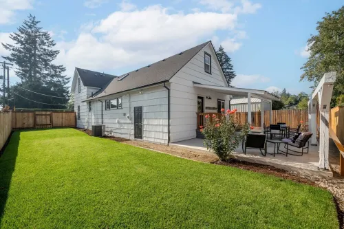 Charming 3 bdrm wine country "farmhouse Newly remodeled in downtown Carlton