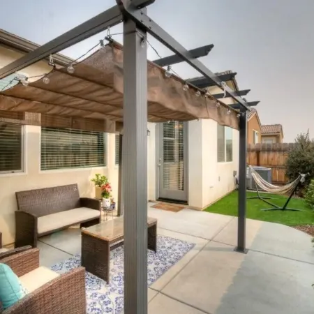 Clovis House, Sleeps 10, Hammock, Covered Patio, Game Table Отели в г. Кловис