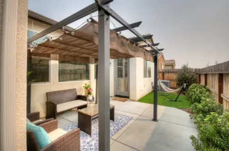 Clovis House, Sleeps 10, Hammock, Covered Patio, Game Table