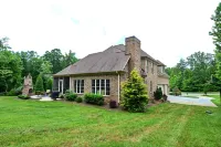 Luxury Home with Office and Man Cave-Ideal for Families, Couples & Market Guests
