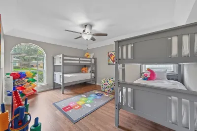 Spacious 5-bedroom w/Pool, in Grand Prairie near AT&T Stadium 모킹버드 공원 주변 호텔