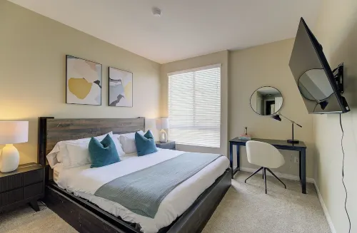 Zircon Zen - Quiet retreat 2BR Pool, Jacuzzi Marina