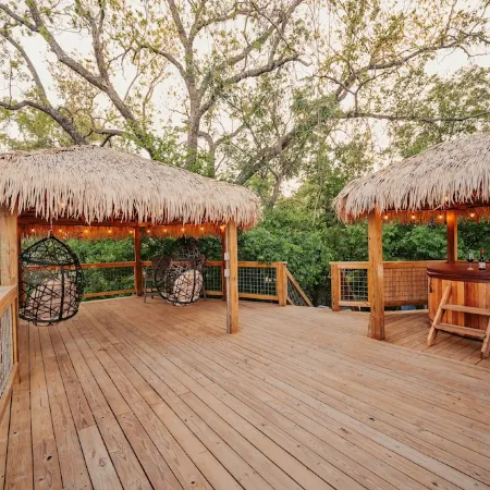 Love Bird Yurt/Cold A/C!! Hot Tub/Medina River/Couples Yurt/Close to Town!