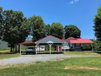 Charming 2-bedroom farmhouse with an awesome view minutes from Hanging Rock