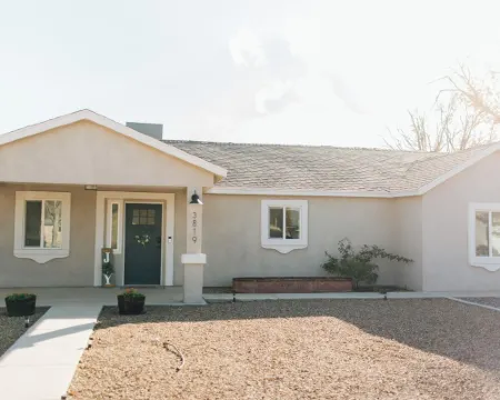 Pet & Family Friendly 3 Bedroom Home in Heart of Thatcher 撒切酒店