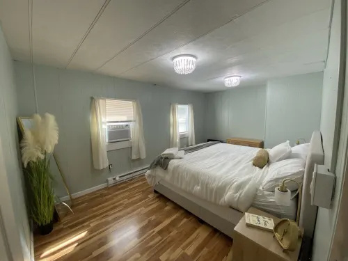 Bright & Beachy 3 Bedroom Home in Quiet Beach Town, sleeps 10+