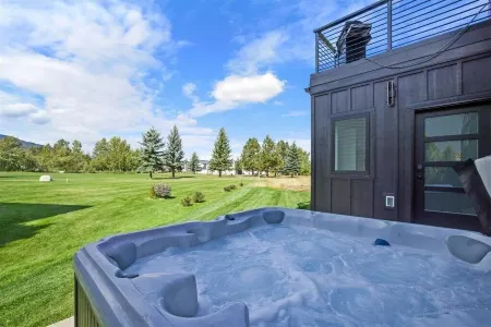 Architectural Masterpiece Home with Mountain Views & Hot Tub Отели в г. Карбон