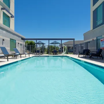 Hampton Inn & Suites - Gilroy, CA