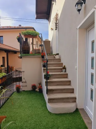 Lucia's Wood House and Wood's Room Отели рядом с достопримечательностью «Compagnia Del Lago Azienda Floricola Di Paolo Zacchera»