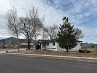 HUGE house across st from GC railway- hot tub