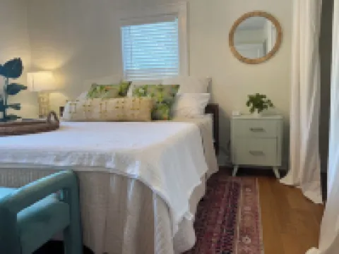 Charming 2-bedroom cottage in downtown Mount Dora with RV parking, pets welcome