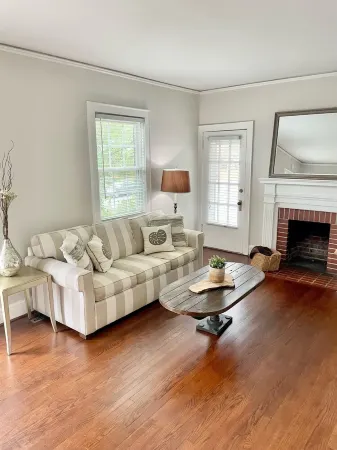 Cheerful cottage w/work space near hospitals Отели рядом с достопримечательностью «Ханс Молл»