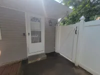 Private 1 bedroom apt in a quiet neighborhood, close to all!