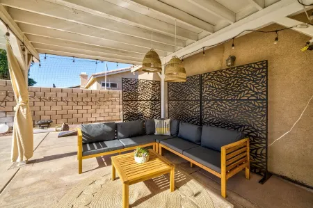 Boho Bungalow - 30ft pool & minutes from festivals