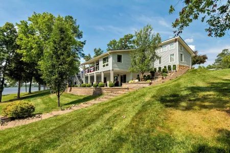 Lake Front Luxury-5 beds, 3 baths, Tiki Bar, 2 slip dock