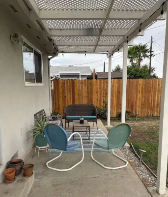 Relaxing 3 Bedroom, 2 Bathrooms. Large backyard, pool, jacuzzi + 2 patios, grill