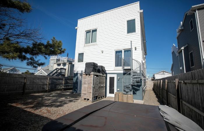 4 Bedroom Ship Bottom Beach House w/Hot Tub + Game room! 1 Block to the Beach!