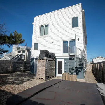 4 Bedroom Ship Bottom Beach House w/Hot Tub + Game room! 1 Block to the Beach!