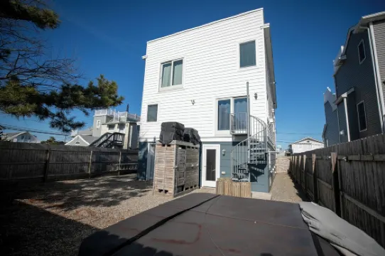 4 Bedroom Ship Bottom Beach House w/Hot Tub + Game room! 1 Block to the Beach!